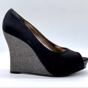 NWOT Nina dazzle peep toe black wedges